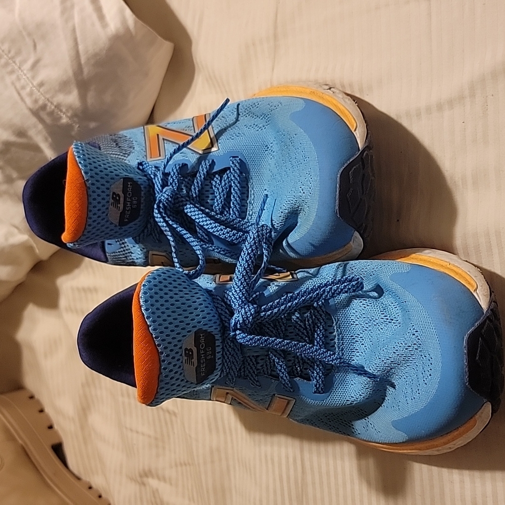 Men's tennis shoes